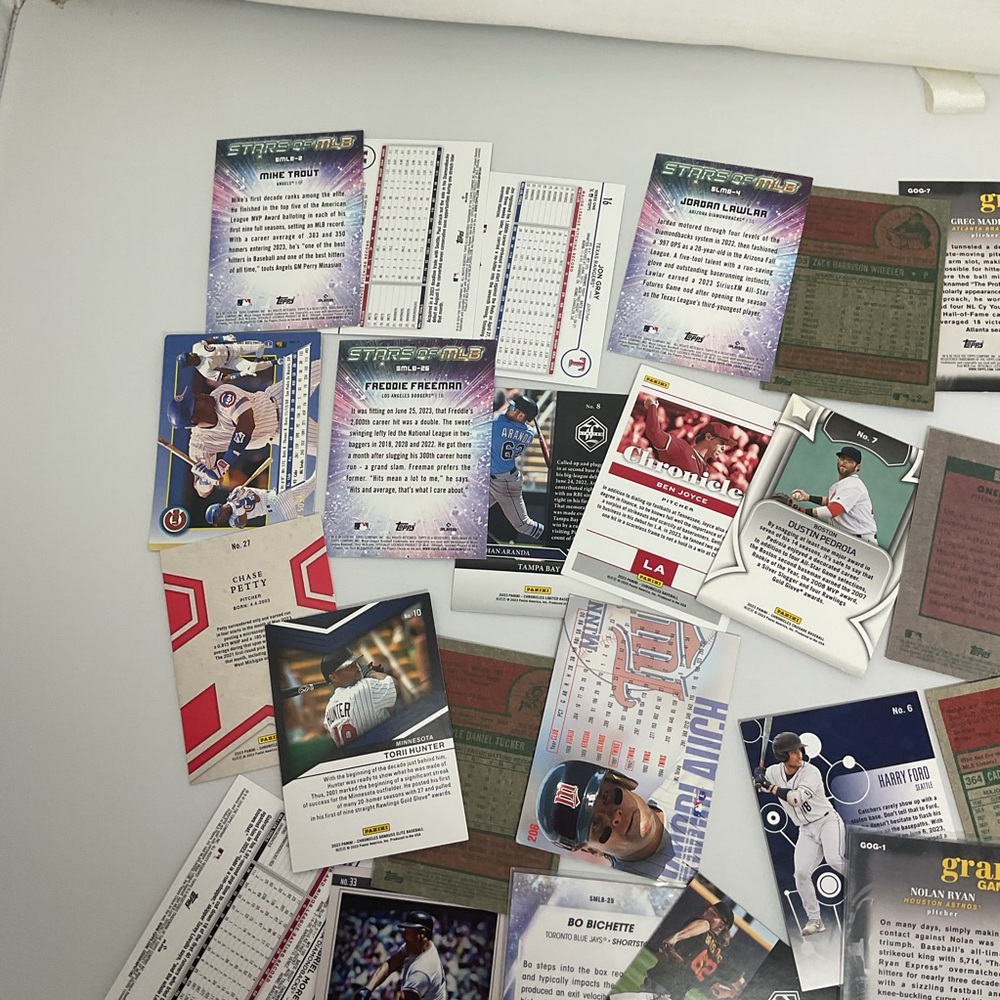 Assorted Baseball Trading Cards Collection - Picture 10 of 14